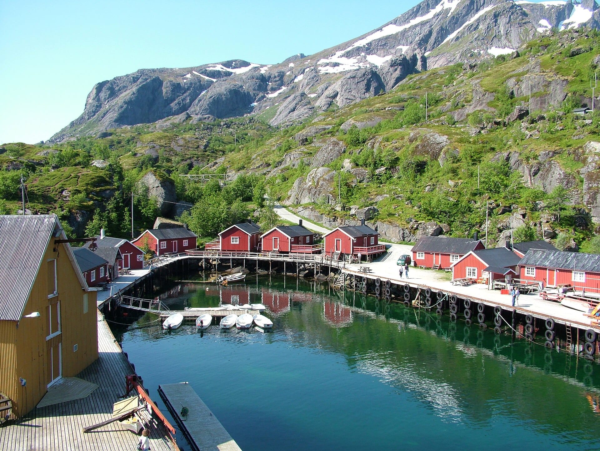 The six minutes. Nusfjord harbour, 14:10. — Photo: Unknown (CC BY-SA 3.0), via Wikimedia Commons